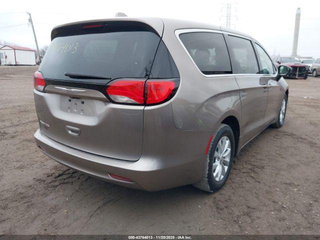 Chrysler Pacifica Touring Image 5