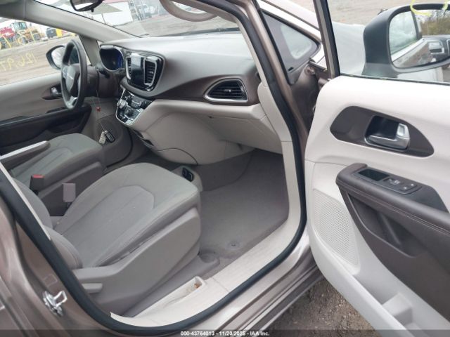 Chrysler Pacifica Touring Image 8