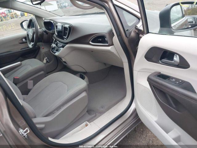 Chrysler Pacifica Touring Image 8