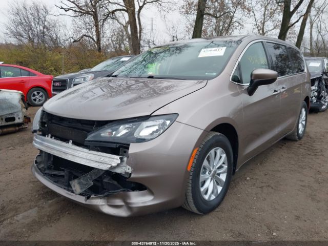 Chrysler Pacifica Touring Image 6