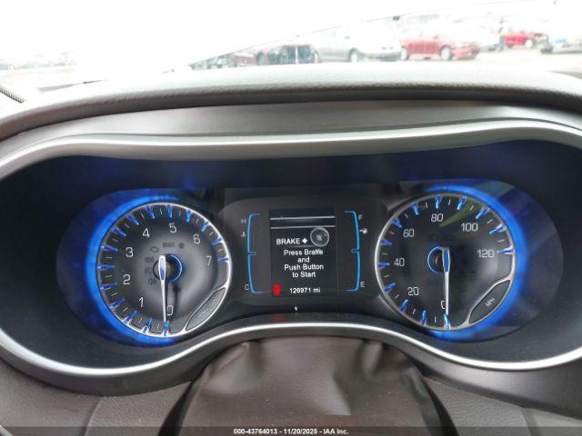 Chrysler Pacifica Touring Image 9