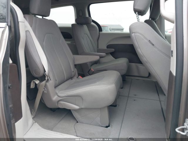Chrysler Pacifica Touring Image 7