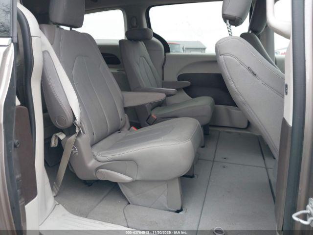 Chrysler Pacifica Touring Image 7