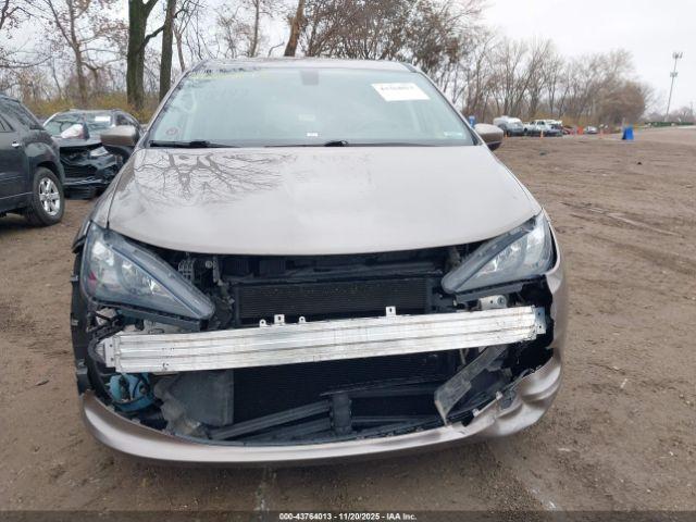 Chrysler Pacifica Touring Image 15