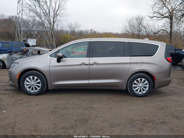 Chrysler Pacifica Touring Image 17