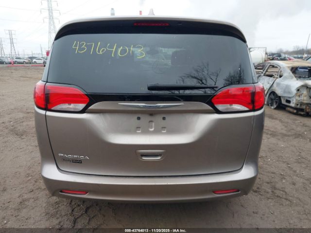 Chrysler Pacifica Touring Image 3