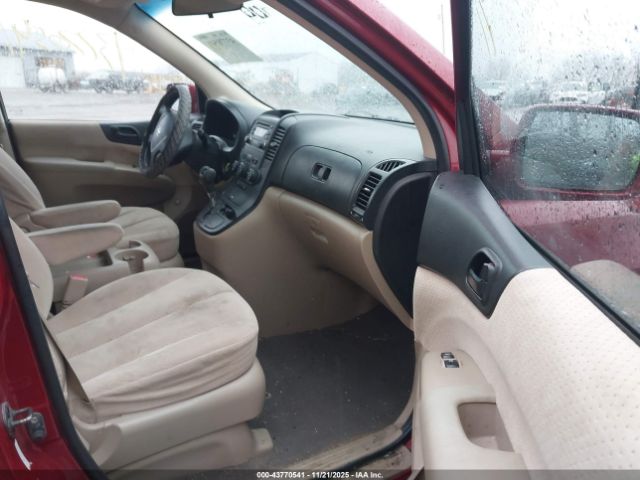 Hyundai Entourage Image 7