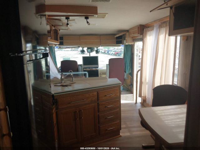 Chevrolet P30 Image 14