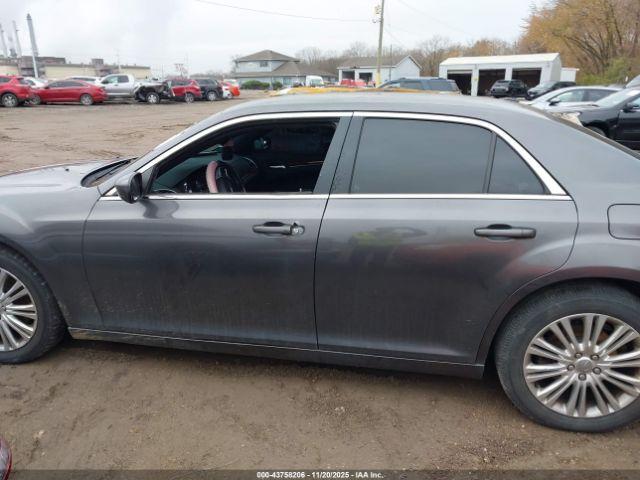 Chrysler 300 Image 8