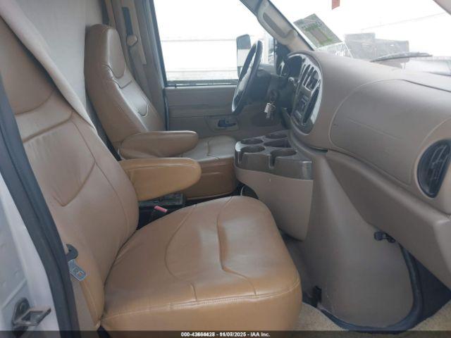 Ford E-450 Image 4